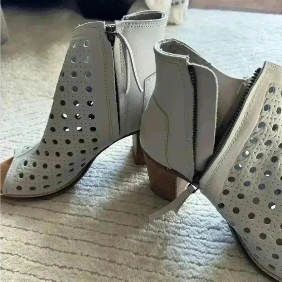 TOMS women's block heel Light gray breathable suede size 8.5 - Picture 2 of 7